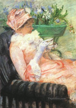 María Cassatt Painting - La taza de té madres hijos Mary Cassatt